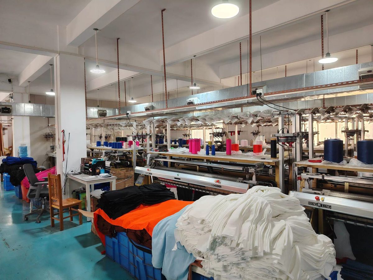 Knitting facility — yarn feed